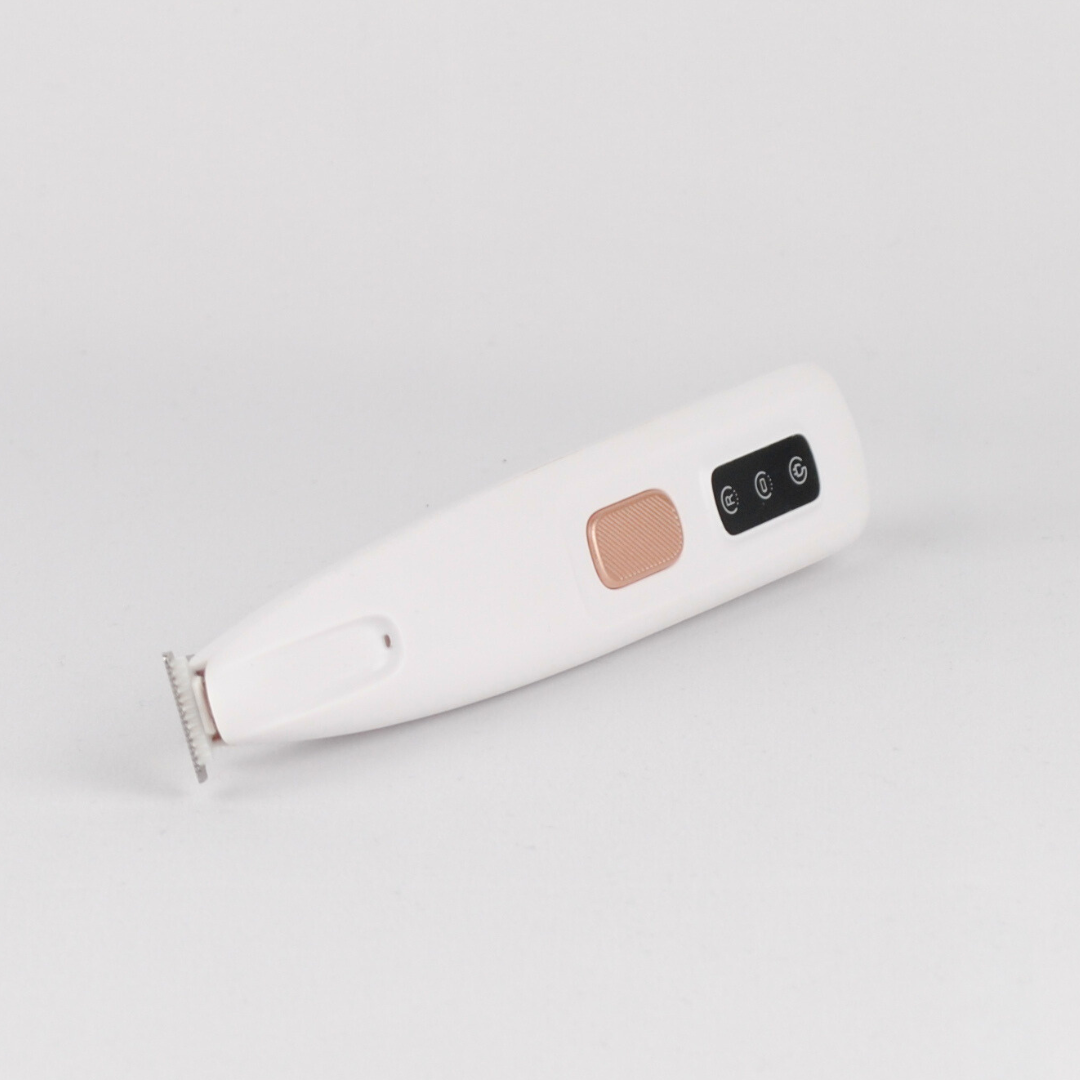 TrimmWunder Schrägansicht – handlicher Hundetrimmer mit LED-Anzeige und ergonomischer Form
