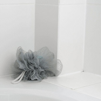 Hundepflege-Set mit Trimmer, Krallenschleifer, FellWunder-Bürste mit Wassertank und Waschwunder – arrangiert im Badezimmer neben Duschzubehör